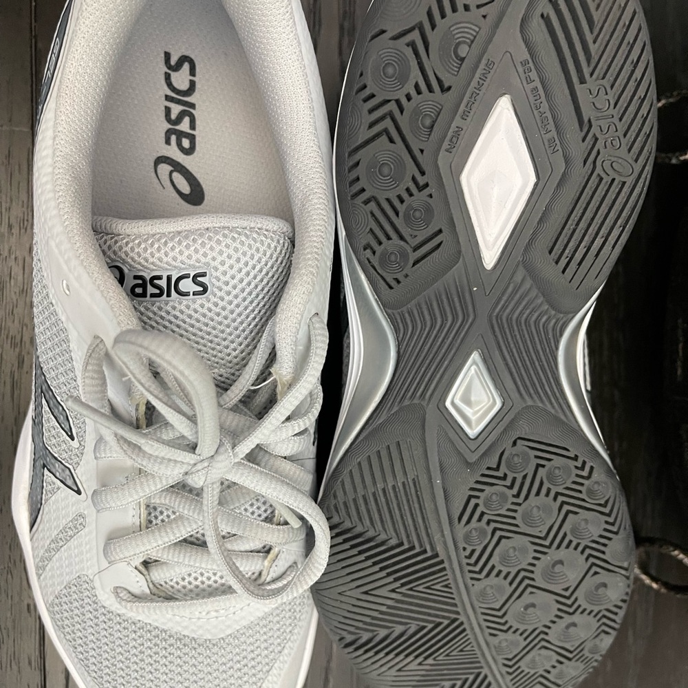 ASICS Ladies Volleyball Shoes Size 8 US Worn once